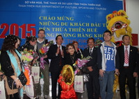 Những du khách đầu tiên đến Huế qua đường hàng không năm 2015 ảnh 2 Những du khách đầu tiên đến Huế qua đường hàng không năm 2015 ảnh 2