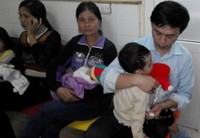 Nóng - lạnh bất thường, trẻ lũ lượt vào viện ảnh 5