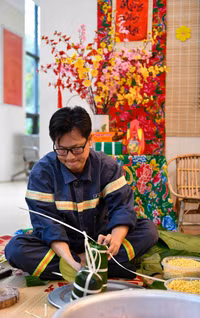 Chiến sĩ Công an quận Bắc Từ Liêm quây quần gói bánh chưng đón Tết