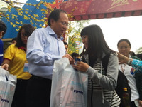 TPHCM: Tiễn 2.500 sinh viên, người lao động nghèo về quê đón Tết ảnh 3