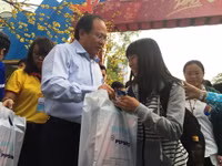 TPHCM: Tiễn 2.500 sinh viên, người lao động nghèo về quê đón Tết ảnh 3