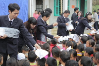 Tặng quà Tết cho thầy, trò vùng cao ảnh 3