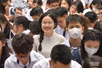 Nữ sinh trường Trần Phú xúc động ngày chia tay cuối cấp