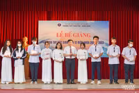 Nữ sinh trường Trần Phú xúc động ngày chia tay cuối cấp