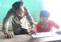 Cảm động chuyện thầy giáo tật nguyền nhận học phí bằng gạo trộn với… đất ảnh 5 Cảm động chuyện thầy giáo tật nguyền nhận học phí bằng gạo trộn với… đất ảnh 5