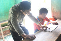 Cảm động chuyện thầy giáo tật nguyền nhận học phí bằng gạo trộn với… đất ảnh 1 Cảm động chuyện thầy giáo tật nguyền nhận học phí bằng gạo trộn với… đất ảnh 1