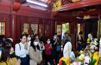 Du khách tấp nập trẩy hội Đền thờ Hai Bà Trưng
