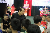 Thứ trưởng Bộ GD&ĐT Phạm Mạnh Hùng tặng quà trung thu cho thiếu niên, nhi đồng ảnh 1 Thứ trưởng Bộ GD&ĐT Phạm Mạnh Hùng tặng quà trung thu cho thiếu niên, nhi đồng ảnh 1