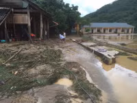 Nghệ An: Kịp thời sơ tán 104 học sinh khỏi lũ quét lúc 3h sáng ảnh 1