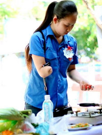 Cô gái khuyết tật và niềm đam mê tình nguyện ảnh 1 Cô gái khuyết tật và niềm đam mê tình nguyện ảnh 1