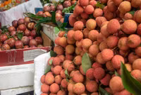 Người dân Hà Nội tất bật mua rượu nếp, hoa quả ngày Tết Đoan Ngọ