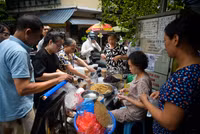 Người dân Hà Nội tất bật mua rượu nếp, hoa quả ngày Tết Đoan Ngọ