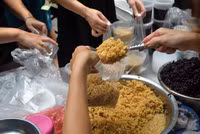 Người dân Hà Nội tất bật mua rượu nếp, hoa quả ngày Tết Đoan Ngọ