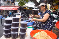 Người dân Hà Nội tất bật mua rượu nếp, hoa quả ngày Tết Đoan Ngọ