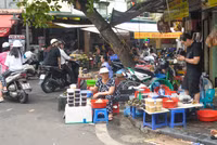 Người dân Hà Nội tất bật mua rượu nếp, hoa quả ngày Tết Đoan Ngọ