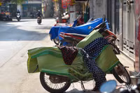 Người dân Hà Nội chống chọi với nắng nóng gay gắt