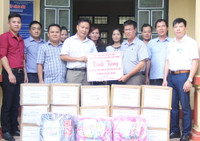 Trao tặng gần 1.000 bộ Sách giáo khoa cho học sinh vùng lũ ảnh 2