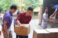 Trao tặng gần 1.000 bộ Sách giáo khoa cho học sinh vùng lũ ảnh 1