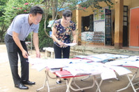 Trao tặng gần 1.000 bộ Sách giáo khoa cho học sinh vùng lũ ảnh 4