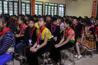 Học sinh Mường La đội mưa đi khai giảng ảnh 7