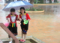 Học sinh Mường La đội mưa đi khai giảng ảnh 5 Học sinh Mường La đội mưa đi khai giảng ảnh 5