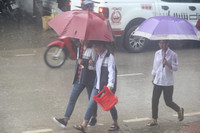 Học sinh Mường La đội mưa đi khai giảng ảnh 1