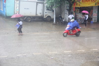 Học sinh Mường La đội mưa đi khai giảng ảnh 2