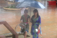 Học sinh Mường La đội mưa đi khai giảng ảnh 4