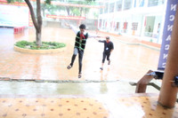 Học sinh Mường La đội mưa đi khai giảng ảnh 6