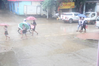 Học sinh Mường La đội mưa đi khai giảng ảnh 3