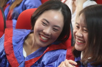 Nét đáng yêu của các tân cử nhân trong ngày nhận Bằng tốt nghiệp ảnh 1