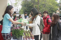 Đổi giấy lấy cây - Đong đầy tình cảm ảnh 1