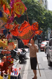 Giới trẻ nô nức 'check-in' Trung thu sớm ở phố Hàng Mã