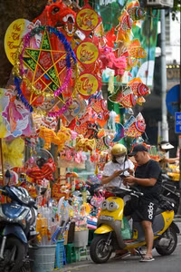 Giới trẻ nô nức 'check-in' Trung thu sớm ở phố Hàng Mã