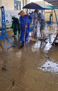 Thầy cô giáo Thừa Thiên – Huế khẩn trương dọn bùn đất sau trận lũ lớn