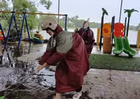 Thầy cô giáo Thừa Thiên – Huế khẩn trương dọn bùn đất sau trận lũ lớn