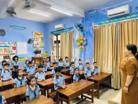 Hình ảnh học sinh lớp 1 Thừa Thiên - Huế nô nức tựu trường sớm