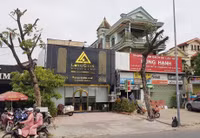 Tại sao hàng loạt cây xanh ở Huế bị cắt trụi cành giữa trời nắng?