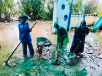 Thầy cô giáo Thừa Thiên – Huế khẩn trương dọn bùn đất sau trận lũ lớn