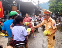 CSGT Thừa Thiên - Huế phát sữa cho học sinh vùng sâu đi khai giảng sớm