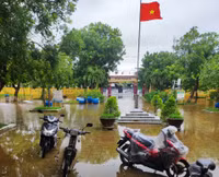 Thầy cô giáo Thừa Thiên – Huế khẩn trương dọn bùn đất sau trận lũ lớn