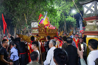 Người dân dùng sào tre xin lửa cầu may đầu năm mới