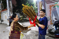 Người dân dùng sào tre xin lửa cầu may đầu năm mới