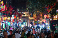 Người dân dùng sào tre xin lửa cầu may đầu năm mới