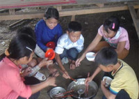 Cố gắng đưa học sinh miền núi tới trường ảnh 2