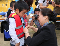 BIDV tặng hơn 5.000 cặp phao cứu sinh cho học sinh vùng sông nước ảnh 1 BIDV tặng hơn 5.000 cặp phao cứu sinh cho học sinh vùng sông nước ảnh 1