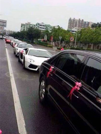 Lóa mắt với cô dâu đeo 70 chiếc vòng vàng nặng trĩu ảnh 6 Lóa mắt với cô dâu đeo 70 chiếc vòng vàng nặng trĩu ảnh 6