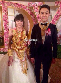 Lóa mắt với cô dâu đeo 70 chiếc vòng vàng nặng trĩu ảnh 3 Lóa mắt với cô dâu đeo 70 chiếc vòng vàng nặng trĩu ảnh 3