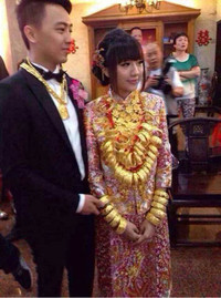 Lóa mắt với cô dâu đeo 70 chiếc vòng vàng nặng trĩu ảnh 2 Lóa mắt với cô dâu đeo 70 chiếc vòng vàng nặng trĩu ảnh 2