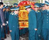 Vụ trực thăng rơi: Đất mẹ đón anh về! ảnh 6 Vụ trực thăng rơi: Đất mẹ đón anh về! ảnh 6